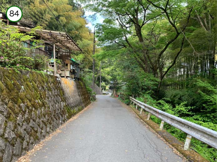 民家が見えてくる