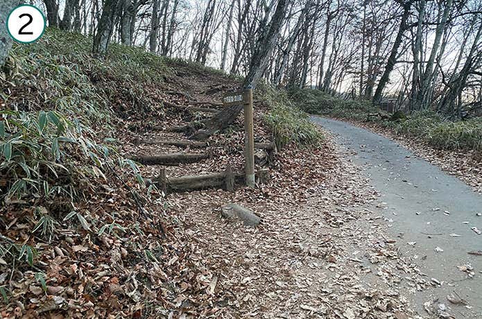 ②車道と登山道との分岐
