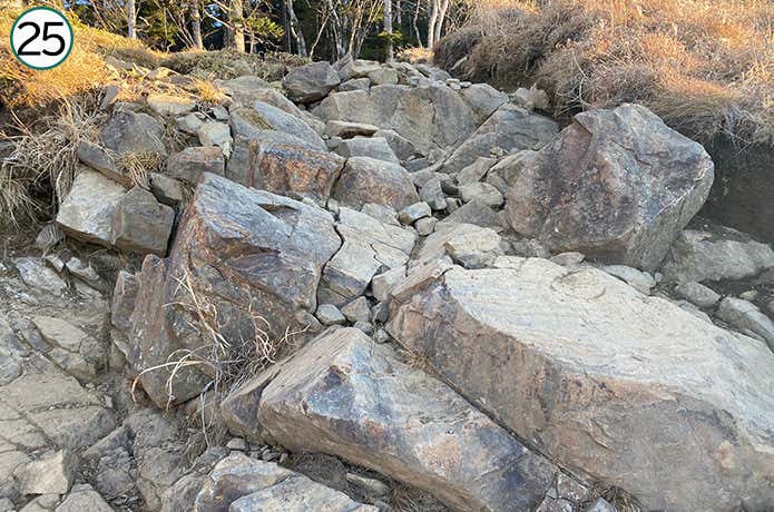 ㉕岩がたくさんある登山道