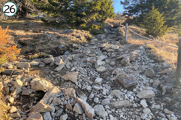 ㉖雷岩近くの登山道