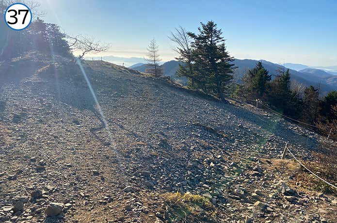 ㊲雷岩を越えた先の登山道