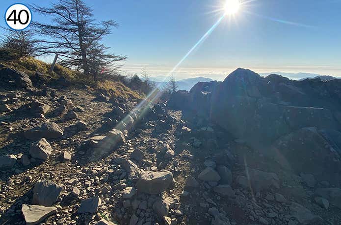 ㊵登山道の大きな岩