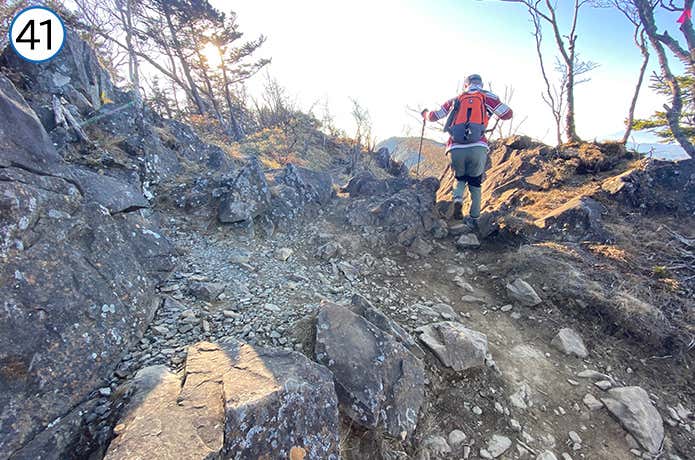 ㊶岩場の手前の登山道