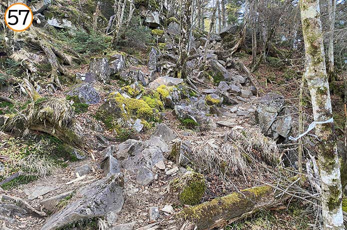 57.岩がゴロゴロとした登山道