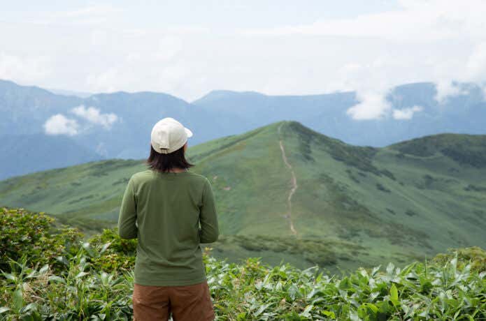 夏山登山を楽しむ登山者と絶景