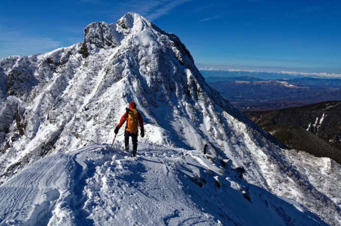 雪山で登山をする人