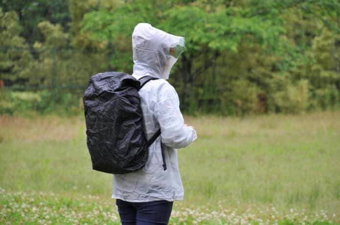 雨に濡れるデイパック
