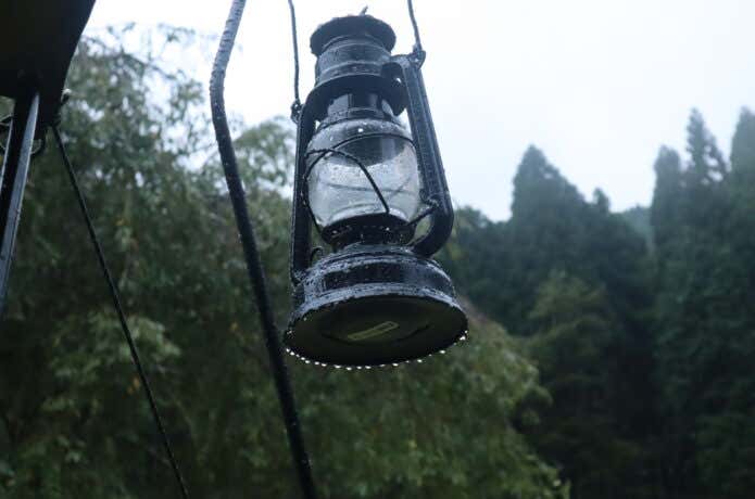 雨に濡れるランタン