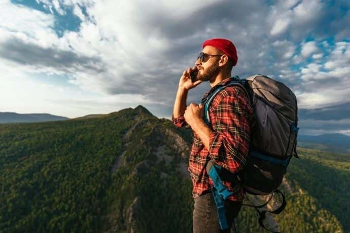 登山で携帯を使う人