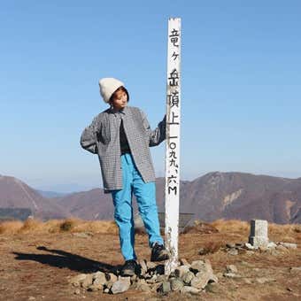 登山シャツを着た女性