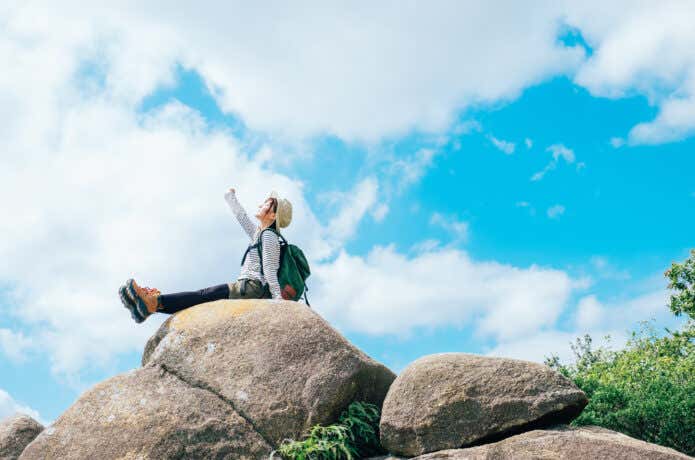 登山を楽しむ人