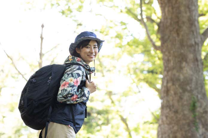 登山する女性