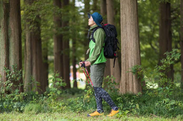 山を歩く男性