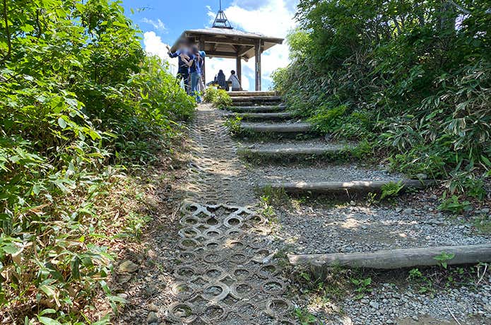 天神山への階段