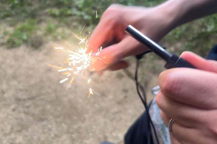 100均の収納式ファイヤースターターで着火