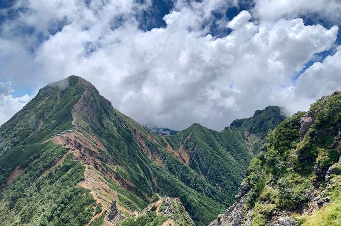 夏雲湧く赤岳