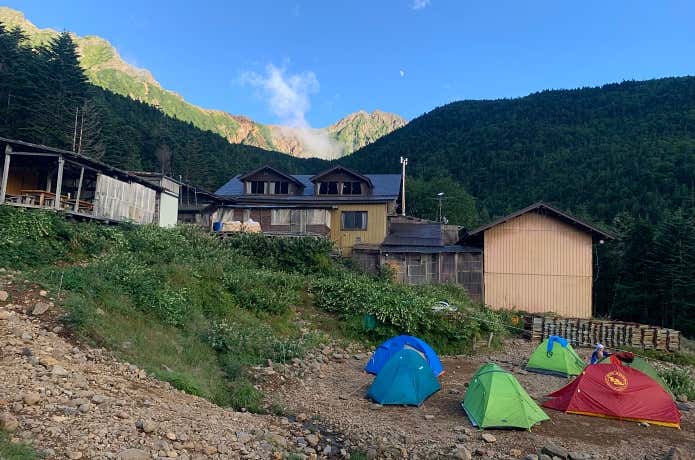 赤岳鉱泉の背後にそびえる赤岳