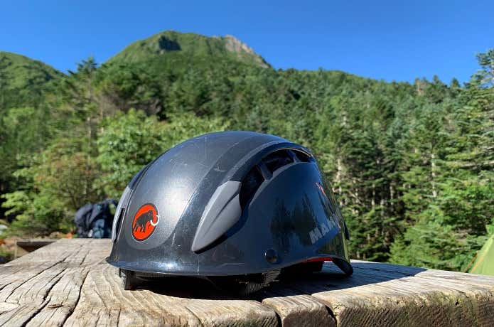 赤岳にはヘルメット着用を