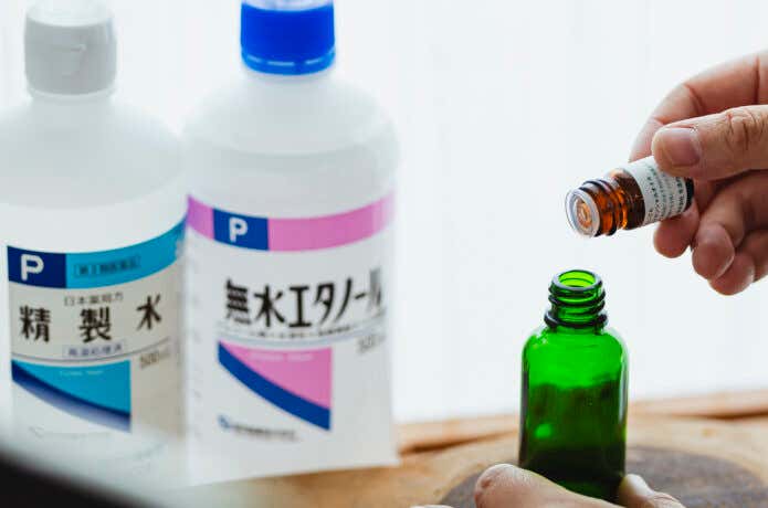 虫除けスプレーを作る様子