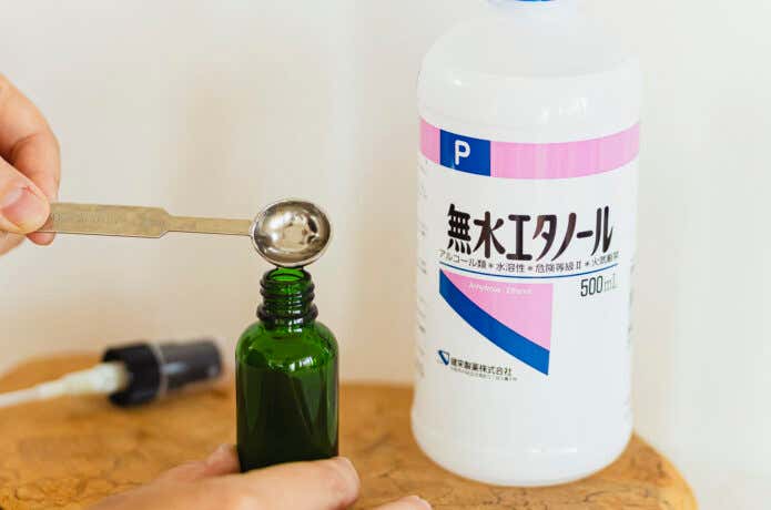 虫除けスプレー作りのステップ1:無水エタノールを遮光瓶に入れる