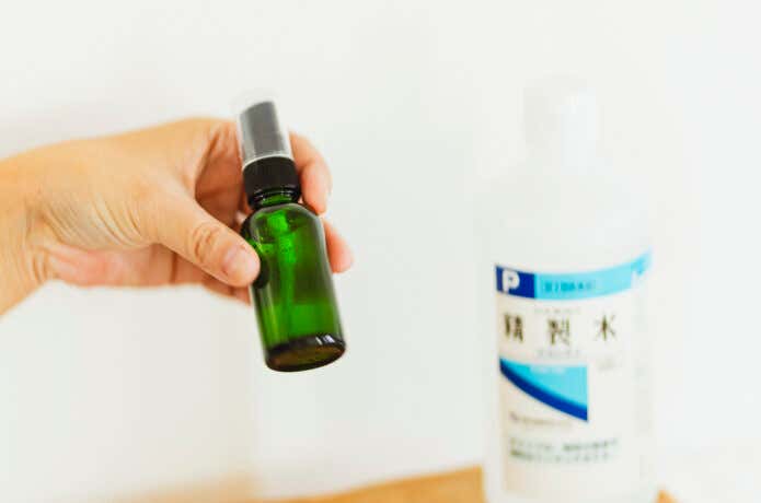 虫除けスプレー作りのステップ３：遮光瓶をよく振って、精油と精製水を混ぜ合わせる