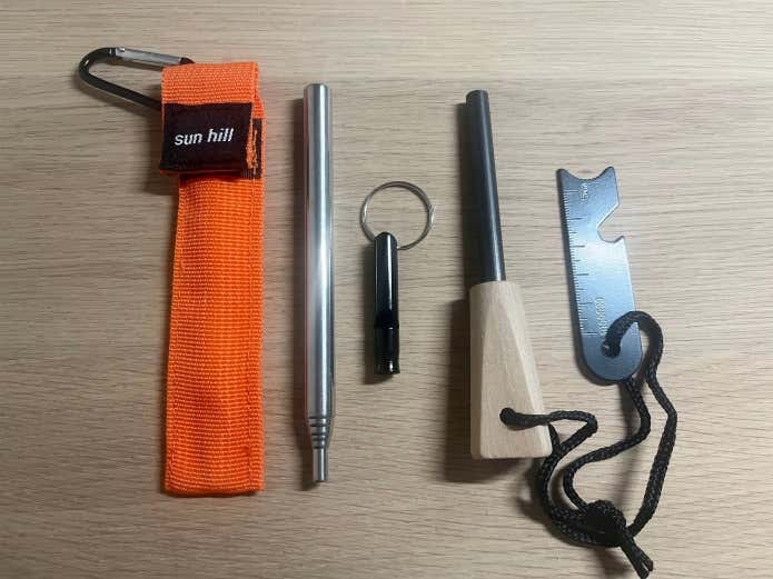 sun's hillファイヤースターターのカラビナや火吹き棒とホイッスル