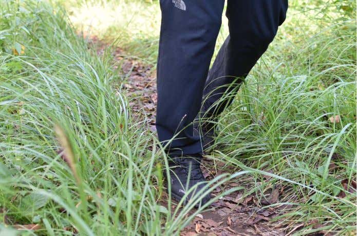 山行中のトレッキングパンツ