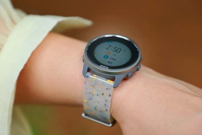 時刻が表示されたSUUNTO 5 PEAKのディスプレイ