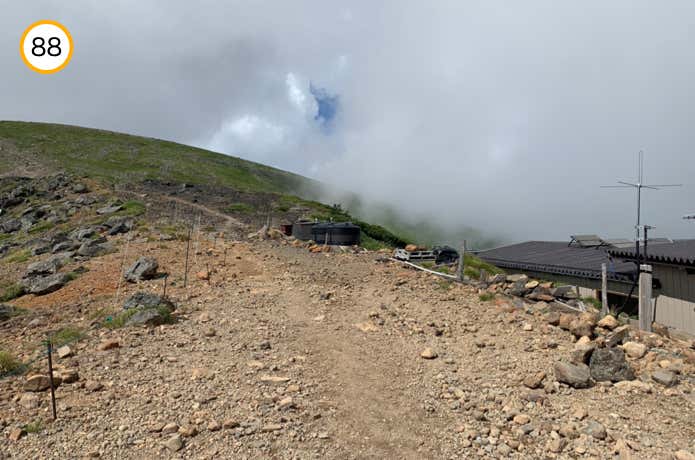 硫黄岳山荘を出発