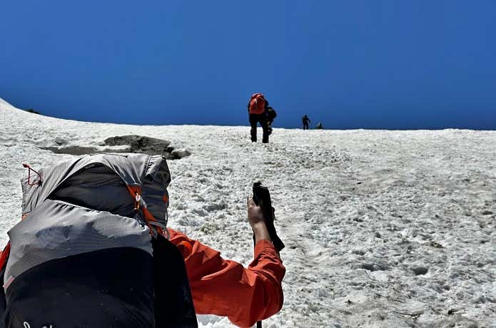 上部の急斜面まで雪渓が続く6月の大雪渓ルート