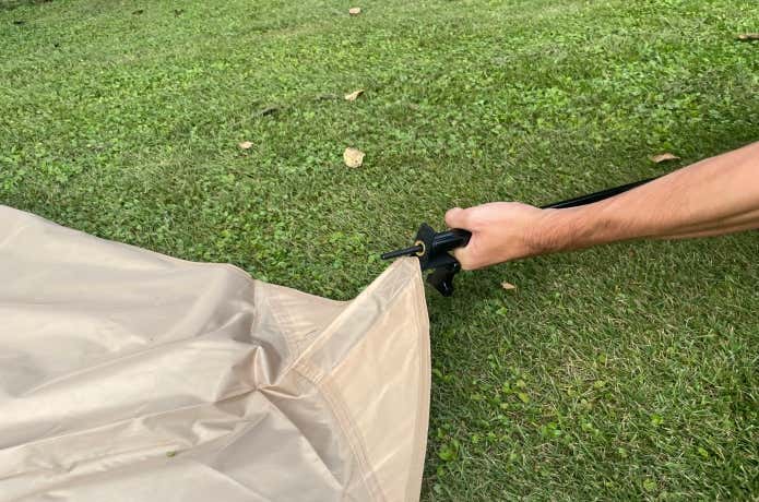 ポールをグロメットに差し込む