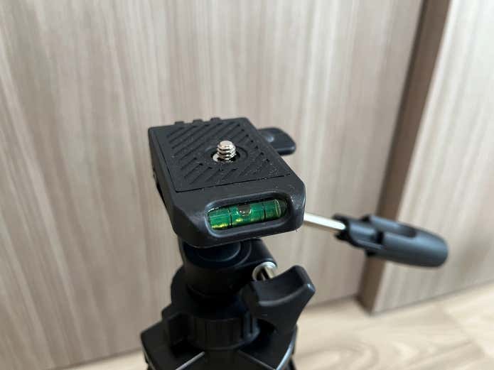 水準器つきの三脚