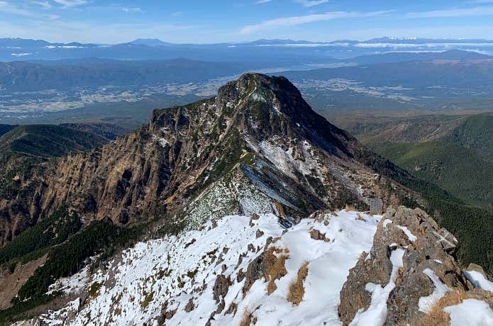 初冠雪した赤岳から望む阿弥陀岳