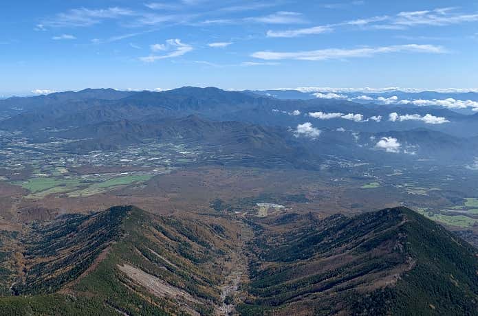 赤岳山頂から望む県界尾根と真教寺尾根