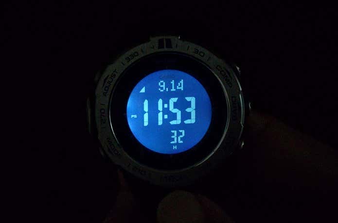 暗闇で見やすい腕時計のバックライト機能