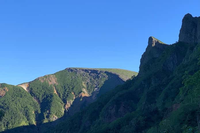 横岳の岩峰と硫黄岳