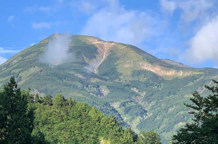 蓮華温泉から見た雪倉岳
