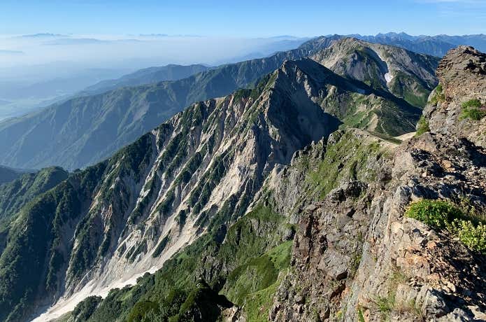 白馬岳山頂からの杓子岳と白馬鑓ヶ岳