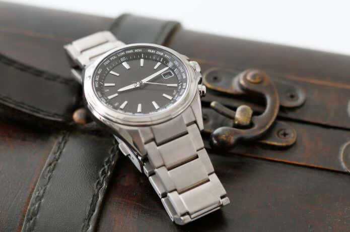 金属ベルトの腕時計