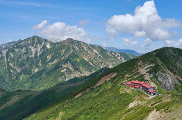稜線上の山荘と絶景