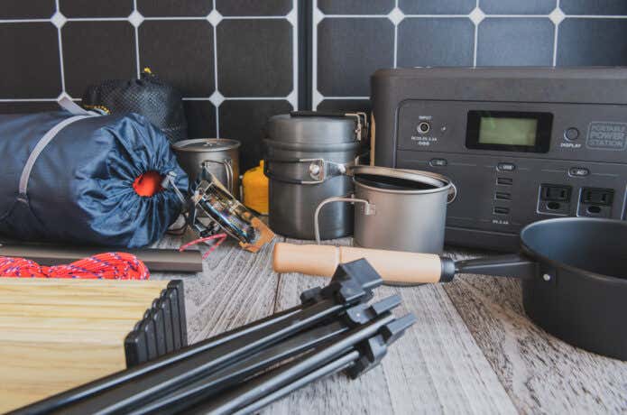キャンプ道具を準備している様子