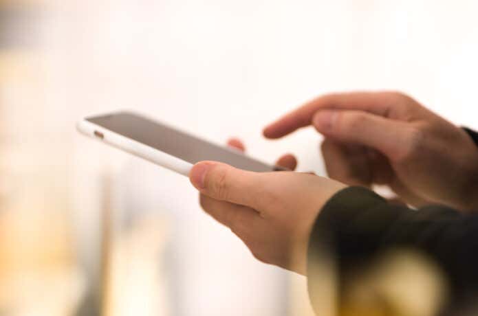 スマホで電話をかける手元