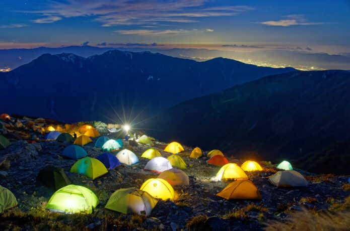山中の夜のテント場