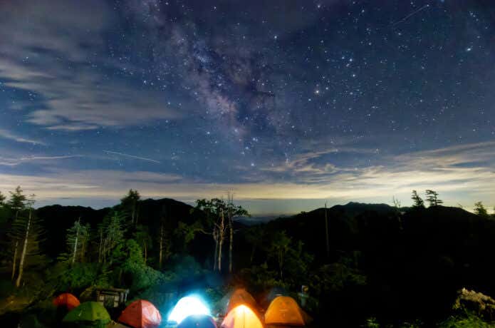 夜空と登山用テント