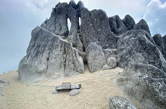 メガネ岩