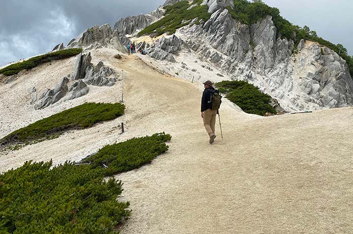 燕岳　白い登山道