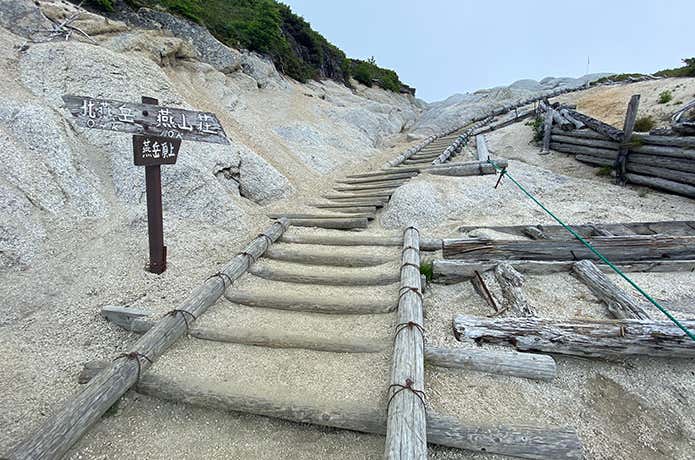 登山道の階段
