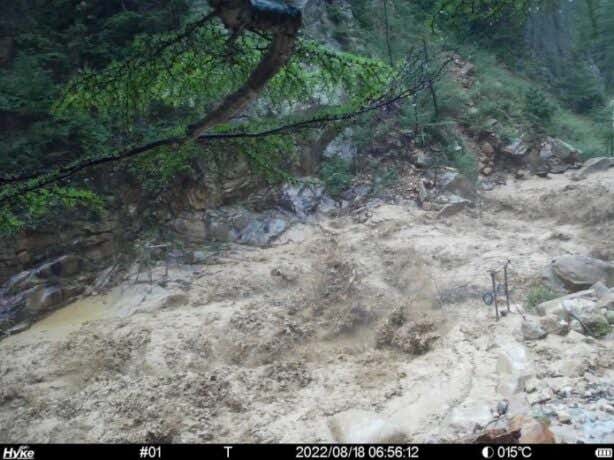 2022年8月18日の朝の集中豪雨で起きた鉄砲水により、2021年に架橋した第一吊り橋が損壊