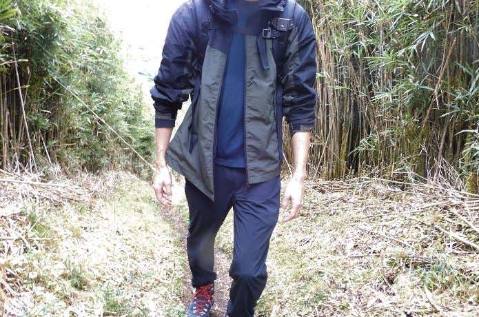 前を開けて歩いている様子