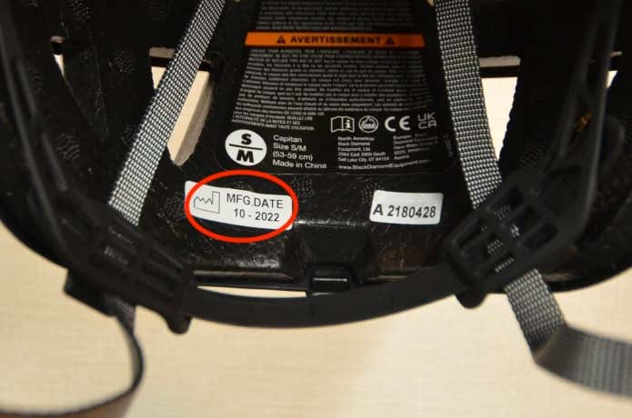 ブラックダイヤモンドのヘルメット裏面に記載された製造日